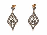 une paire de boucles d'oreilles en or et diamants sur fond blanc