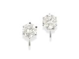 paire de boucles d'oreilles en diamant sur fond blanc