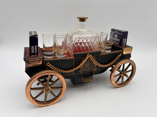 Cave à liqueur / boîte à musique dans une calèche miniature compo...