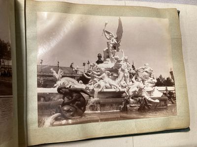 une vieille photo d'une fontaine ornée de statues