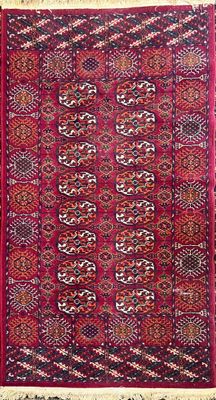 un tapis rouge avec un motif dessus