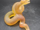 un serpent jaune posé sur une table