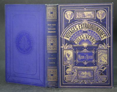 un vieux livre à la couverture bleue posé sur une table