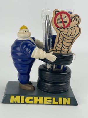 une figurine représentant un homme tenant un roitelet et un roitelet