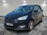la voiture noire est garée dans le garage sur le sol en damier