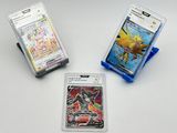 trois cartes à collectionner pokemon sont posées sur une table les unes à côté des autres