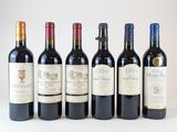 six bouteilles de vin sont alignées sur une surface blanche