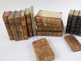 plusieurs vieux livres empilés sur une surface blanche