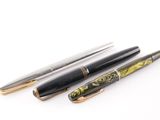 trois types différents de stylos à plume empilés les uns sur les autres