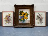 trois photos encadrées représentant des fleurs dans un vase posé sur une table