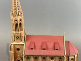 une petite maquette d'église au toit rouge