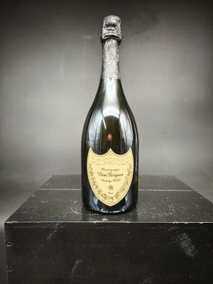 une bouteille de champagne posée sur une boîte noire