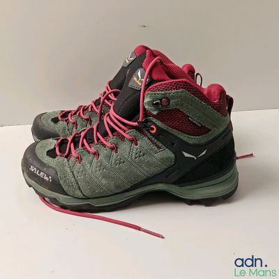 un gros plan sur une paire de chaussures de randonnée