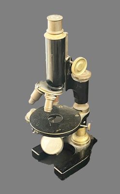 a microscope that is sitting on a table