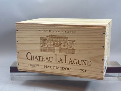 une boîte en bois ornée d'une étiquette de vin, posée sur un support métallique