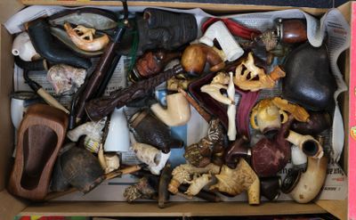 une boîte pleine d'objets assortis qui se trouvent dans la boîte