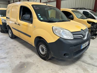 une camionnette jaune garée dans un garage