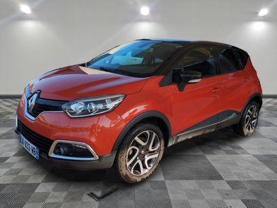 un SUV Renault C-Cross rouge garé dans un garage