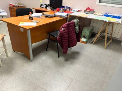 Bureau d'angle à retour lamifié imitation bois clair, avec 2…