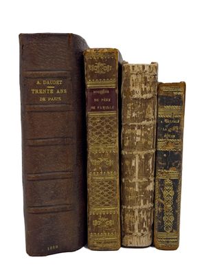 plusieurs vieux livres sont empilés sur une surface blanche