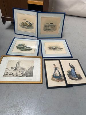 quatre reproductions encadrées représentant des personnes et des animaux posés sur une table