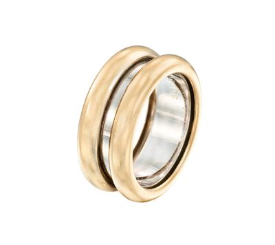 gros plan d'une bague sur fond blanc