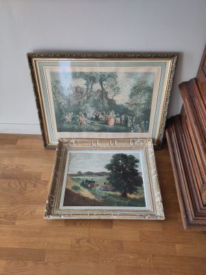 une photo d'un tableau posé par terre à côté d'un piano