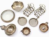 beaucoup d'objets en argent sur une surface blanche