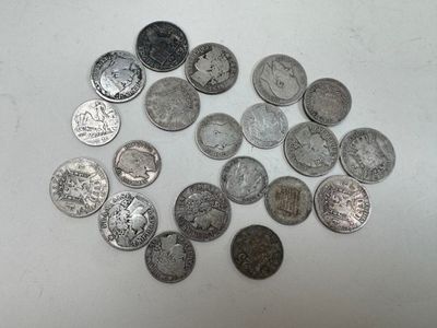 une pile de pièces d'argent sur une surface blanche