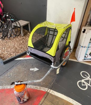 une remorque pour vélo d'enfant fixée à une remorque de vélo
