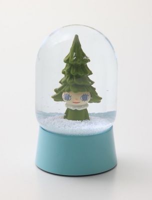 une boule à neige avec un petit sapin de Noël à l'intérieur
