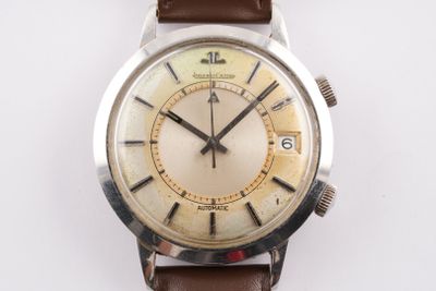 gros plan d'une montre sur une surface blanche