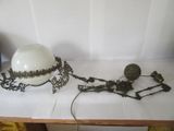 une lampe posée sur une table à côté d'une lampe