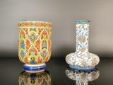 deux vases posés sur une table