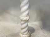 socle en marbre blanc orné d'un motif en spirale à la base