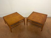 SCANDINAVIE. Paire de tables de salon en bois naturel. (photo 2)