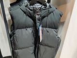 un manteau suspendu à un portant dans un placard