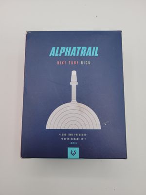une image représentant un livre posé sur une table blanche, sur fond bleu