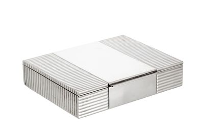 boîte rayée d'argent et de blanc sur fond blanc, avec une découpe pour le couvercle