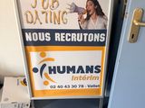 a sign that says nous recritions on it next to a door