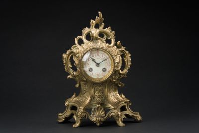 Pendule en laiton à décor rocaille ajouré, ornée d’enrouleme…