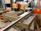 une machine qui découpe un morceau de bois dans un atelier