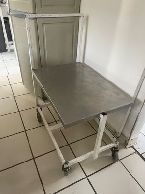 une table posée à même le sol dans la cuisine