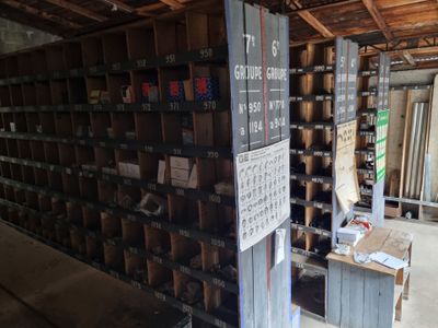 une pièce où il y a beaucoup de cartons par terre