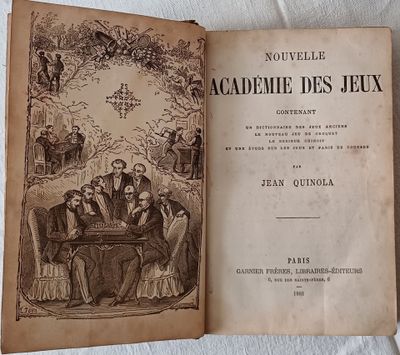 un vieux livre sur lequel figure la photo d'un groupe de personnes assises à une table