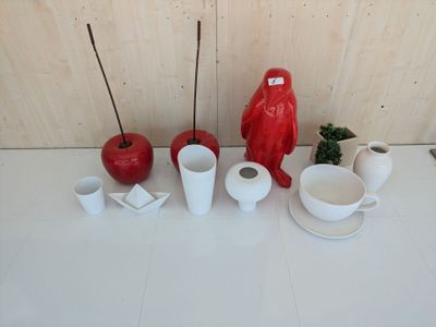 un grand nombre d'objets différents posés sur le sol