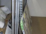 une pile de livres sur une étagère dans une pièce