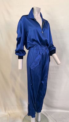 combinaison en satin bleu avec manches et poignets à fermeture éclair, présentée sur un mannequin