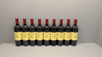 six bouteilles de vin rouge sont alignées sur une étagère