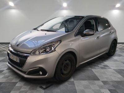 la voiture argentée est garée sur un sol en damier dans le garage